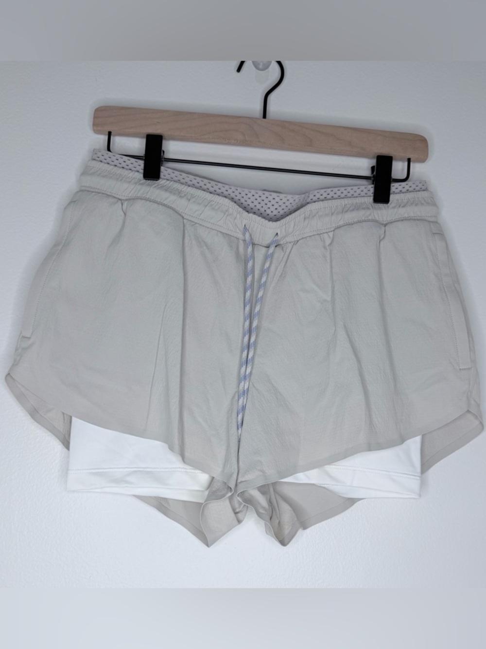 Athleta Size 6 Crest 2 in 1 Shortie Built in Compression Shorts Bone Athletic